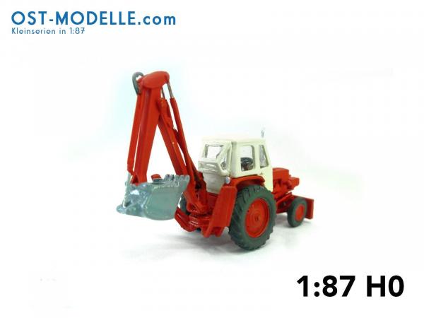 Traktorbagger JuMZ-6 (EO2621A) – rot weiß Fahrstellung